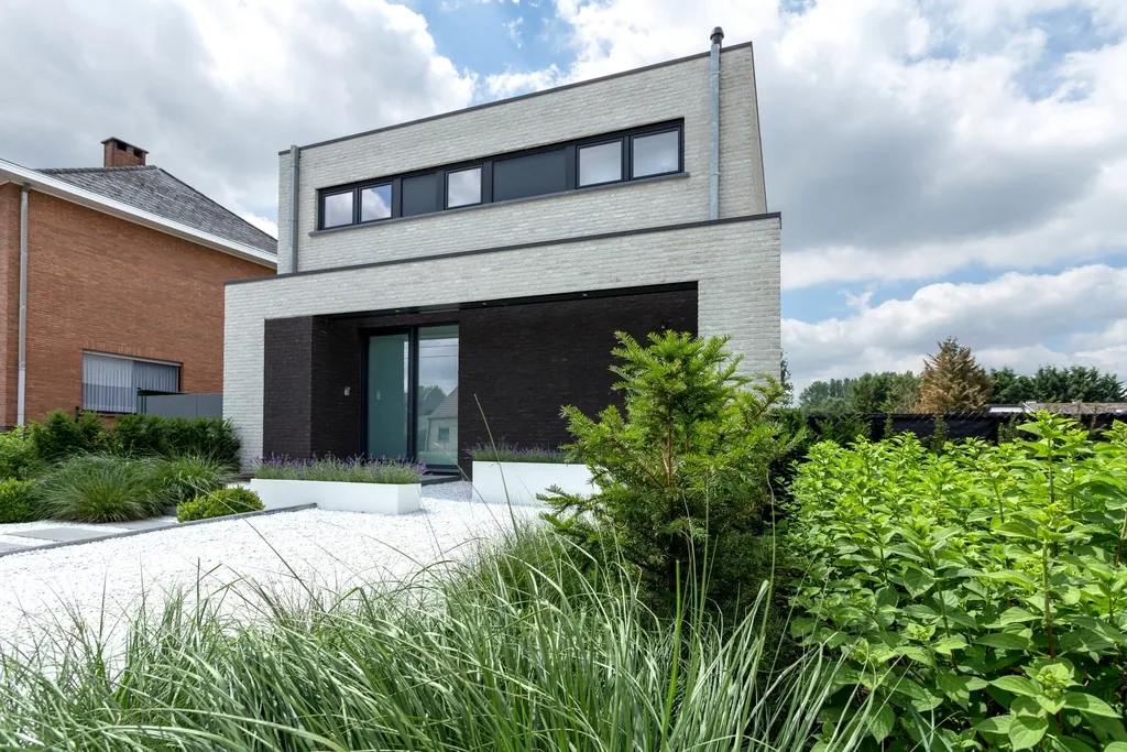 Casa contemporánea con jardín