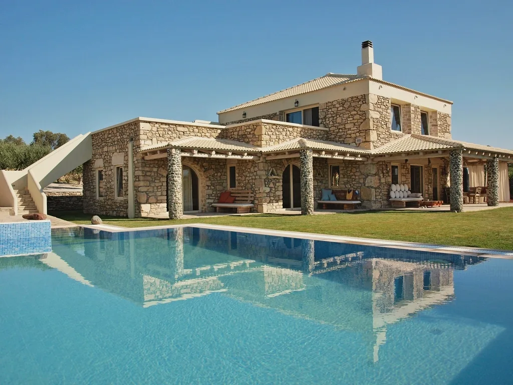 Casa de piedra con piscina y jardín
